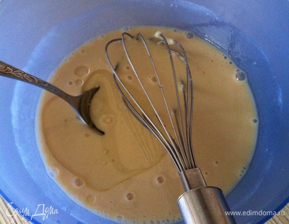 Добавляем растительное масло, хорошо перемешиваем.