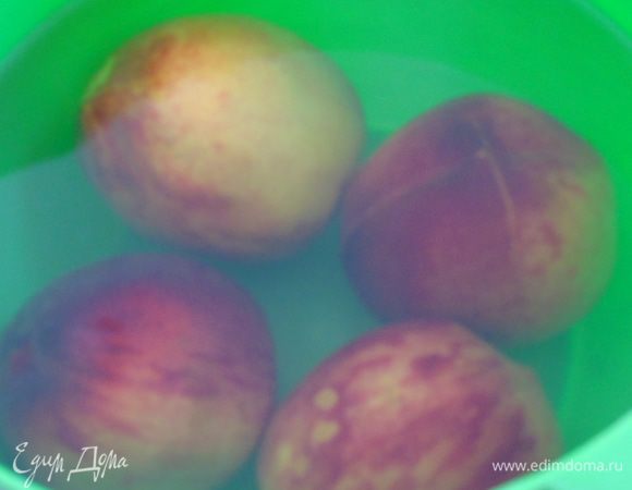 Персики надрезать крестообразно и опустить на 1 минуту в кипяток и сразу же в холодную воду.