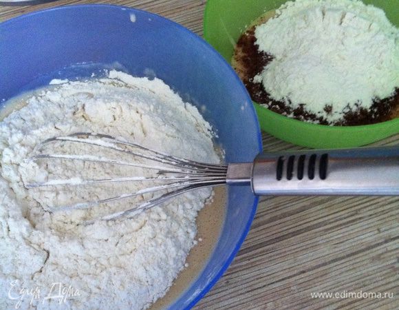 В миску с 1/3 частью теста добавляем столовую ложку какао с горкой, ароматизатор "ром" и 100 г муки, замешиваем мягкое тесто, оно не должно липнуть к рукам, поэтому по необходимости  добавляете по одной столовой ложке муки за раз.
В миску с 2/3 теста добавьте корицу, ванильный сахар и 200 г муки, как и с какао-тестом замешиваем мягкое тесто, при необходимости добавляя по столовой ложке муки.