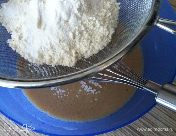 Просеиваем прямо в миску 70 г муки и соду, вымешиваем.