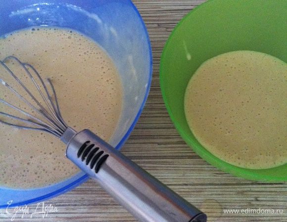 Отделяем в другую миску 1/3 часть теста.