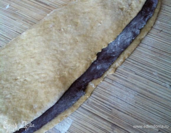 Раскатываем три пласта из шаров не тонких (~0.5 см), на раскатанный ванильно-коричный пласт кладём раскатанный пласт из какао-теста, сверху снова ванильно-коричный.