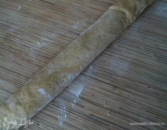 Заворачиваем всё это дело в плотный рулет, защипываем.