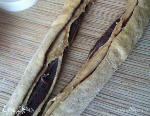 Режем на две части по середине рулета вдоль.