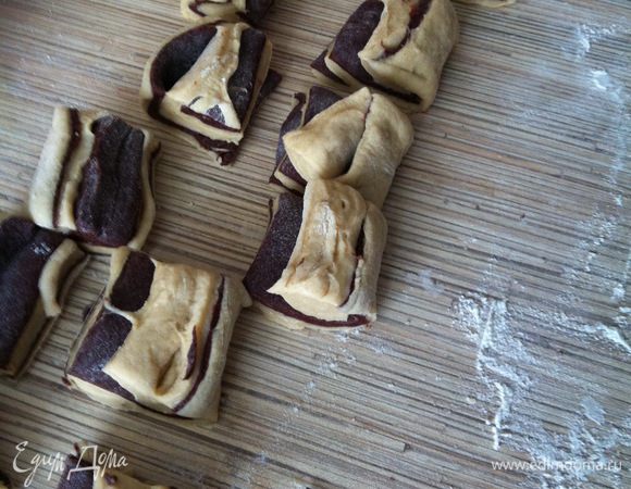 Режем каждую часть на 10-12 кусочков (итого получится 20-24 пряника).