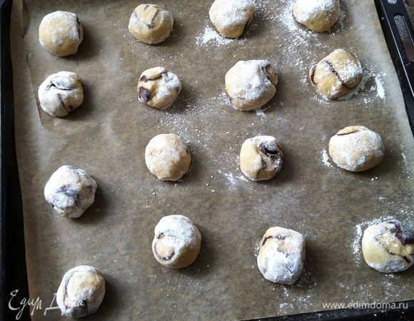 Подготовленные пряники выкладываем на противень, застеленный бумагой д/в. Выпекаем пряники при 180°C если духовка слабовата, если же хорошая-то при 175°C 25 минут. НО смотрите, чтобы верх не начал сильно румяниться!