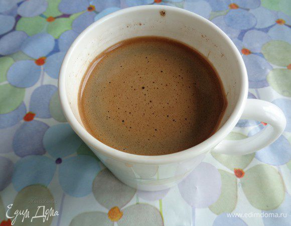 Сварить очень крепкий кофе и остудить его.
Я использую сорт "эспрессо", потому что здесь важна крепость. Беру 2 чайные ложки на 200 мл. воды.