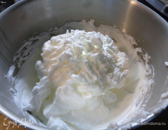 В отдельной мисочке взбить белки до пиков. 
Миска должна быть сухой и чистой. Я взбиваю белки со щепоткой соли.