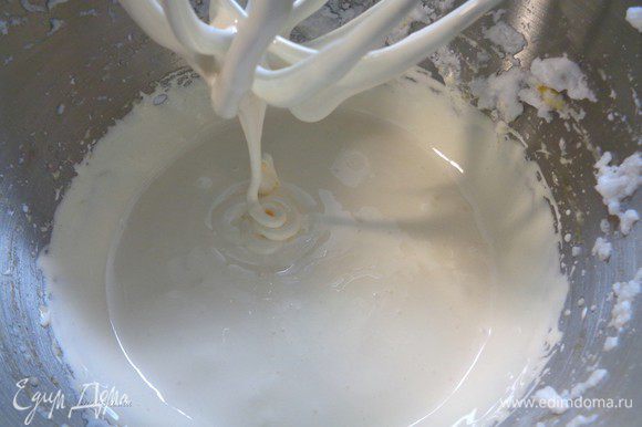 Отдельно взбить желтки и сахарную пудру до бела (примерно 5 минут).