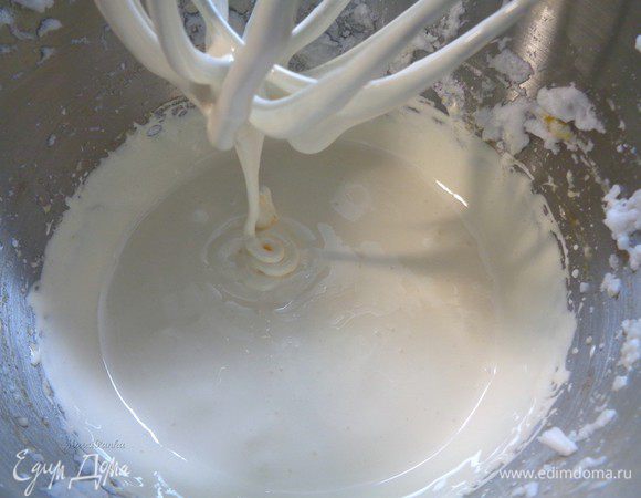 Отдельно взбить желтки и сахарную пудру до бела (примерно 5 минут). 


