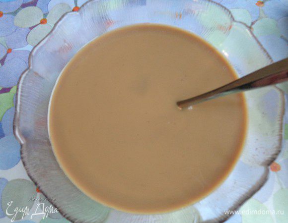 Соединить остывший кофе и шоколадный ликер. Количество алкоголя можно регулировать по вкусу. Чем его больше, тем более алкогольнее получится десерт. 