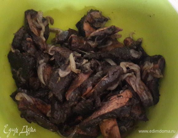 Грибы обжариваем слегка также как и сыр на смеси растительного и сливочного масел.