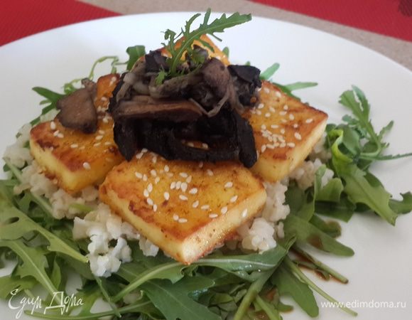 И начинаем сервировку! Выкладываем руколу, сверху рис, сыр с соусом и сверху грибы. Поливаем салат соевым соусом и подаём! Приятного необычного аппетита!