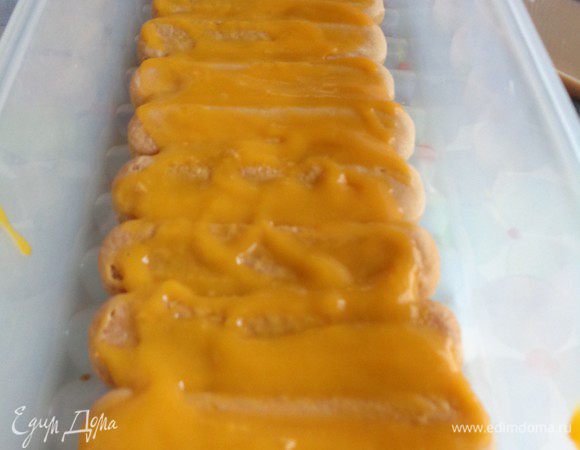 Покрыть печенье пюрированным манго. Я брала покупной в баночках для детского питания :)