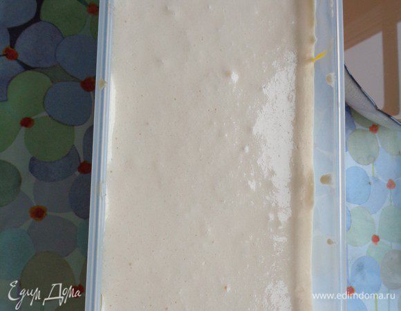 Сверху выложить второй слой маскарпоне.
Слегка постучать по форме, чтобы слои сравнялись. И отправить в холодильник на ночь.