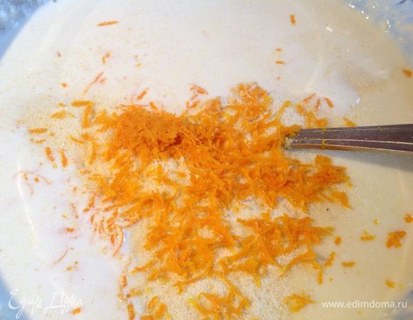 Добавьте манную крупу, сливки, ванилин, натрите цедру 1 апельсина, и хорошо перемешайте.