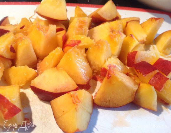 У нектаринов удалите косточки, и тоже нарежьте небольшими ломтиками. Добавьте в тесто, вместе с апельсинами, перемешайте.