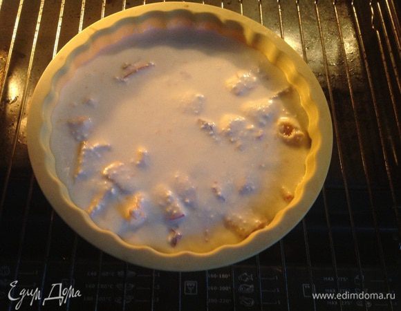 Вылейте тесто в форму, и запекайте в духовке 1 час 20 минут. Запеканка должна хорошо подрумянится.