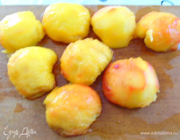 Снимите с персиков шкурку, разрежьте на половину и удалите косточку.