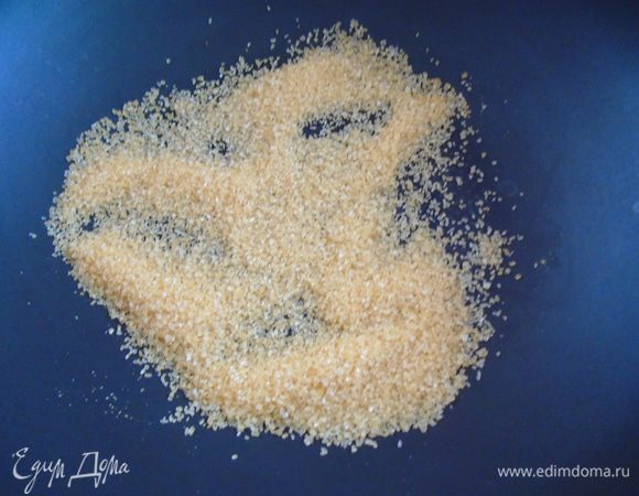 На чистую сухую сковороду всыпьте коричневый сахар. Поставьте на огонь и карамелизуйте его.