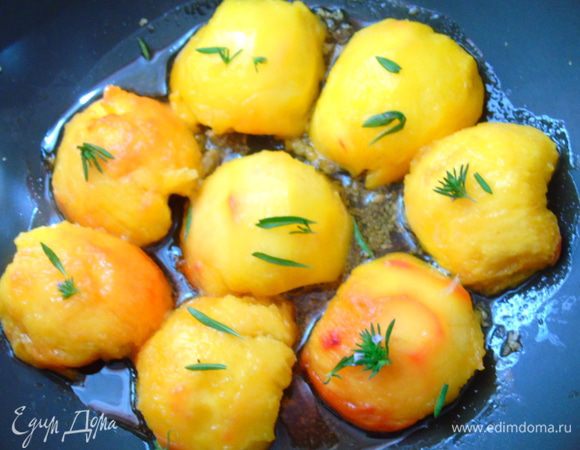 Когда сахар карамелизуется положите персики срезом вниз, добавьте тимьян и полейте лимонным соком. Обжарьте с двух сторон.