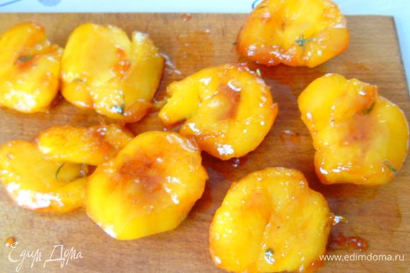 Выложите обжаренные персики на доску или блюдо.