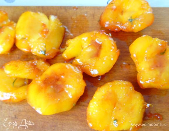 Выложите обжаренные персики на доску или блюдо.