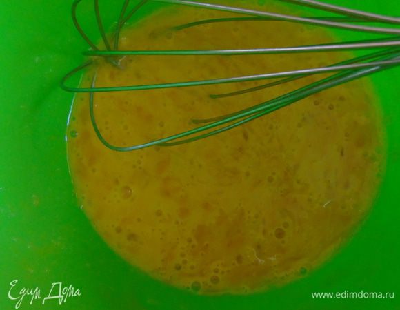 Перемешайте яйца (200 г, примерно 3,5 шт) с желтками (40 г , примерно 2 шт) до объединения, но не взбивайте. 