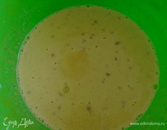 Добавьте по очереди миндальную муку, сахарную пудру и кукурузный крахмал. В конце влейте сливки и все хорошо перемешайте.