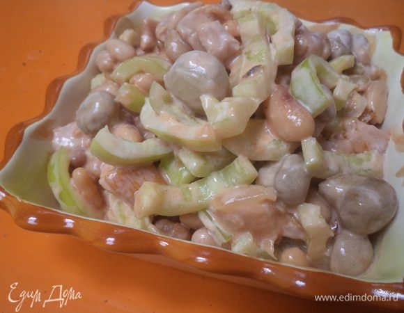 Перемешать фасоль, курочку, грибы с луком, перец, посолить, поперчить, заправить майонезом, выложить в салатник.
Приятного аппетита!