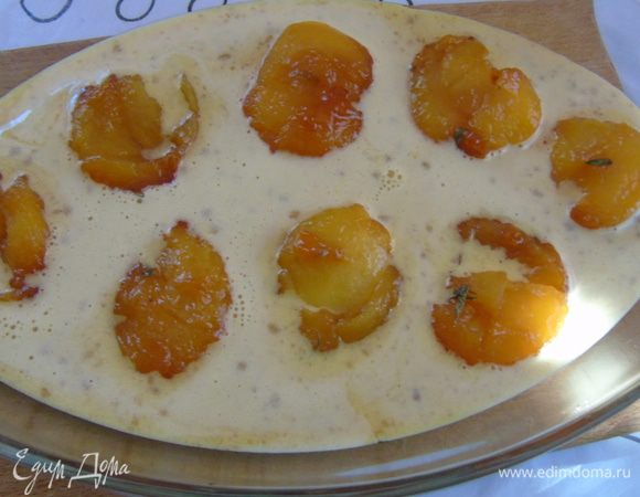 Разогрейте духовку до 190С.  Выложите персики в форму, оставляя между фруктами расстояние и залейте тестом, но сами персики поливать не надо, они должны быть на поверхности.