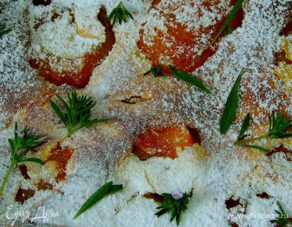 Выпекать 15-20 минут. Проверьте готовность ножом, он должен выходить сухим. Дайте готовому постоять 5 минут. Посыпьте сахарной пудрой и украсьте веточками тимьяна.