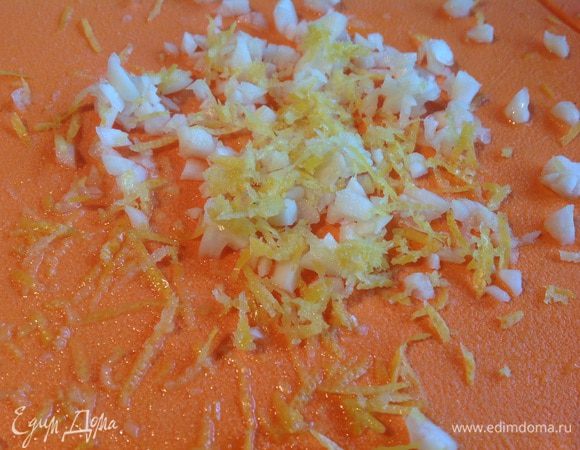 Духовку разогрейте до 200 градусов. Чеснок очистите, надавите на зубчик тупой стороной ножа и мелко порубите, цедру лимона натрите на мелкой терке.