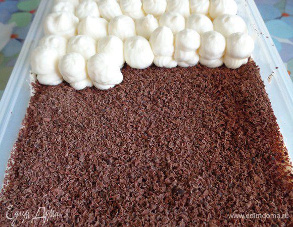 Украсить взбитыми с сахарной пудрой сливками с помощью кондитерского шприца.

