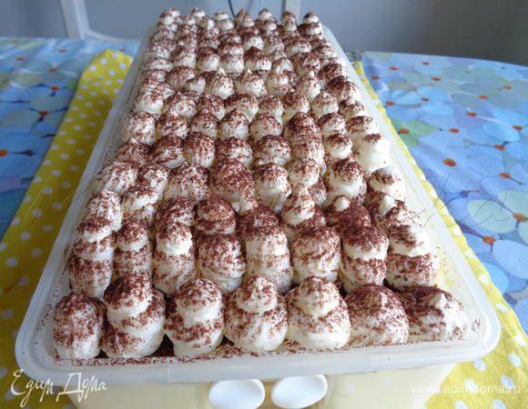 Присыпать какао.