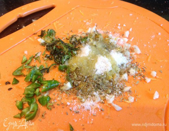 Посолите, добавьте оливковое масло и все хорошо перемешайте.