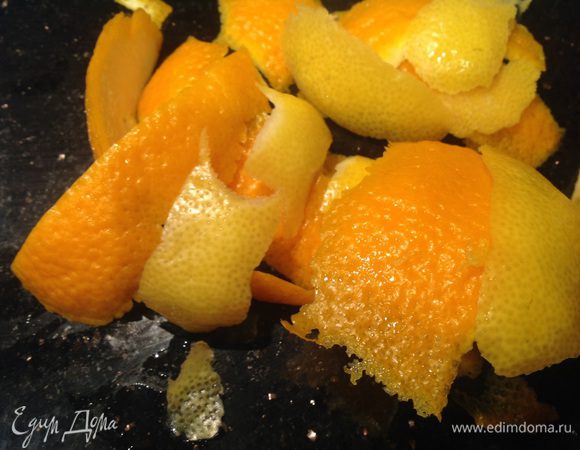 Пока приготовим гремолату: срежьте цедру с апельсина и лимона.