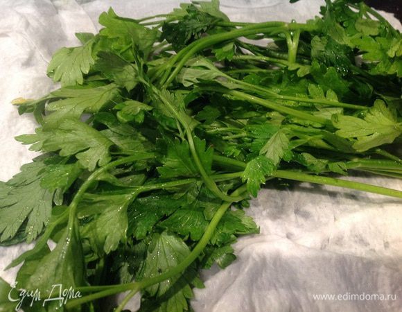 Петрушку вымойте, переберите и обсушите.