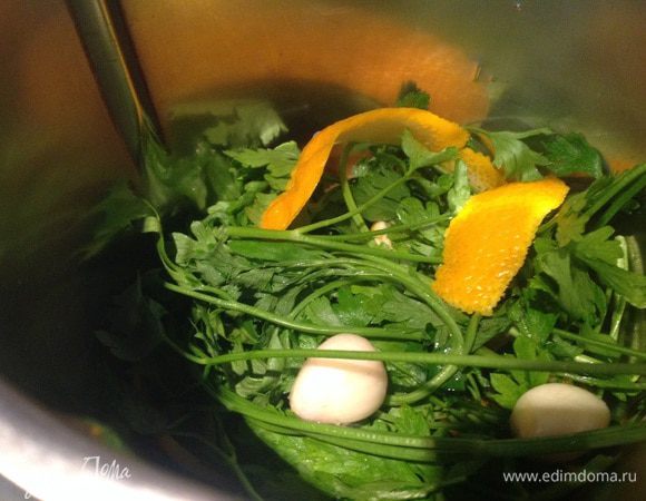 Чеснок очистите. Выложите продукты в чашу блендера и измельчите.