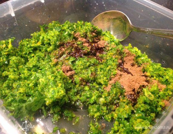 Добавьте мускатный орех, оливковое масло и сок апельсина. Перемешайте.