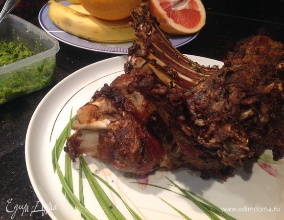 Готовое каре ягненка выложите на блюдо, накройте фольгой и дайте отдохнуть 10 минут.