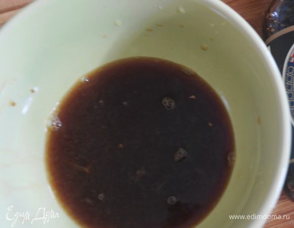 Мясо промыть, обсушить бумажным полотенцем, обрезать лишний жир и пленки, нарезать на порционные куски.
Для маринада-глазури: апельсиновый сок смешать с соевым соусом.