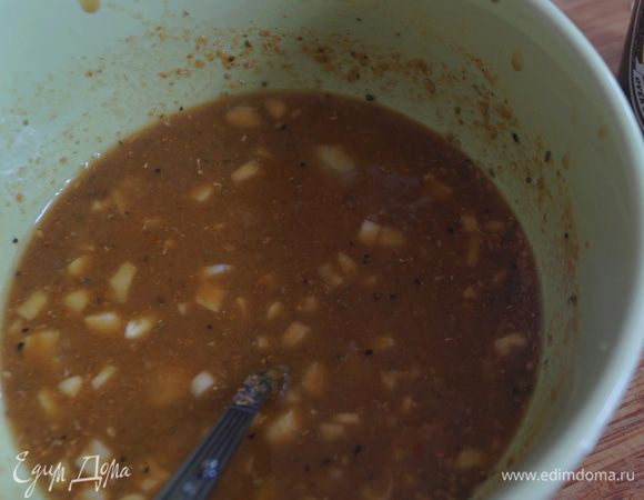 Лук превратить в кашицу при помощи блендера, можно натереть на терке. Чеснок пропустить через пресс. К смеси апельсинового сока и соевого соуса добавить кашицу из лука, чеснок, мед (если густой, то предварительно растопить его), горчицу, солим, перчим и приправляем специями. Хорошо перемешиваем.