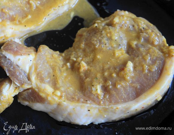 Маринованное мясо выложить на противень смазанный оливковым маслом, накрыть фольгой и запекать в разогретой до 180 градусов духовке сначала 30 минут. Затем снять фольгу и запекать еще 30-40 минут, до того пока мясо не приобретет красивый цвет, который дает апельсиновая глазурь с медом.