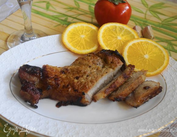 Подать к столу такое мясо можно с запеченными овощами, овощным салатом, картофелем фри.