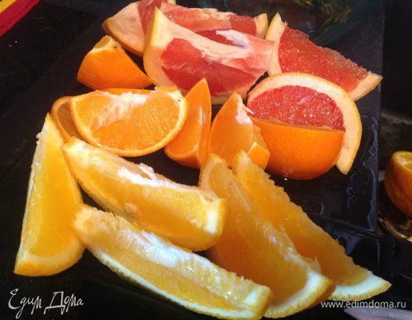 Фрукты помойте и нарежьте на дольки. Веточки тархуна помойте и обдайте кипятком, чтобы выпустить аромат.