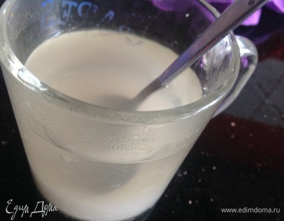 Сахар (у меня 100г) залейте горячей водой, и хорошо размешайте.