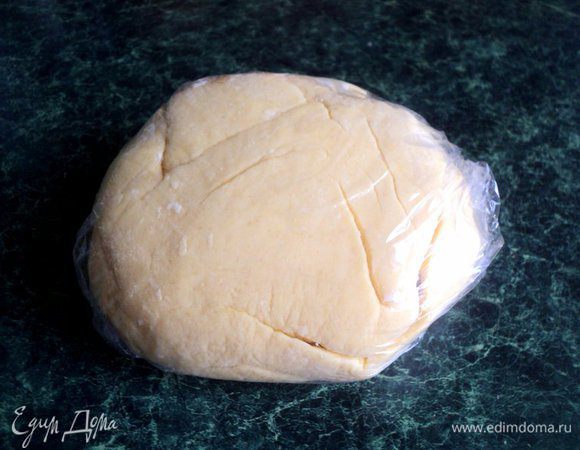 Охлажденное  масло порезать кусочками и поместить в кухонный комбайн, добавить сахар, муку, разрыхлитель теста, желток, кефир и замесить тесто. Тесто скатать в шар, завернуть в пищевую пленку и положить в холодильник на 30 минут.