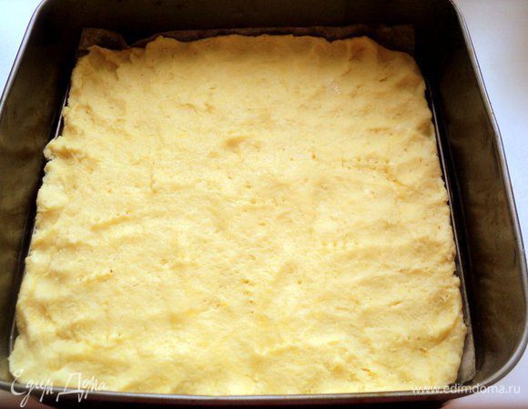 Дно формы размером 30х30 см выложить бумагой для выпечки, смазать маслом и выложить тесто и разровнять руками, смазанными растительным маслом. Выпекать при температуре 180 градусов, 20 минут.