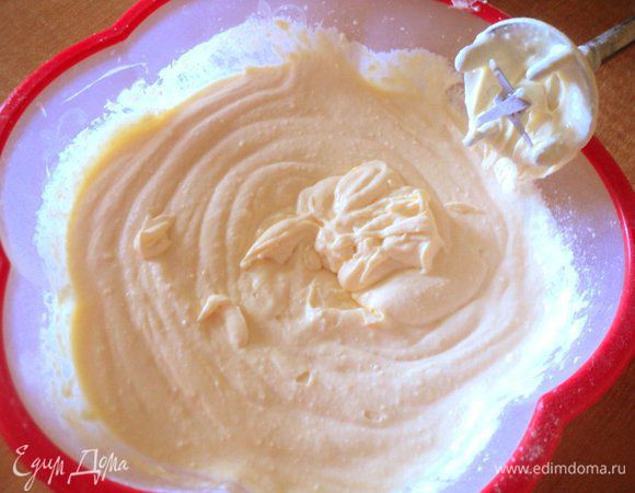 Для творожного слоя взбить желтки с сахарам и ванильным сахаром, добавить творог, сметану, сгущенное молоко, крахмал, хорошо взбить блендером в однородную массу.